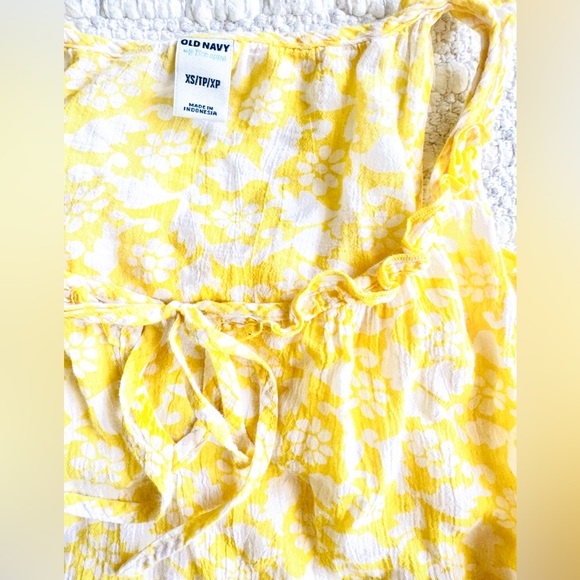 Old Navy gauzy lightweight floral yellow sleeveless top sz xs - Picture 3 of 5